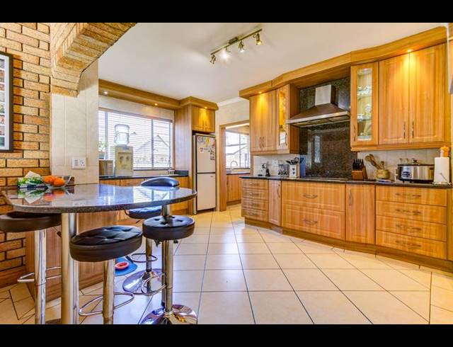 4 BEDROOM HOUSE FOR SALE IN PARKHILL GARDENS